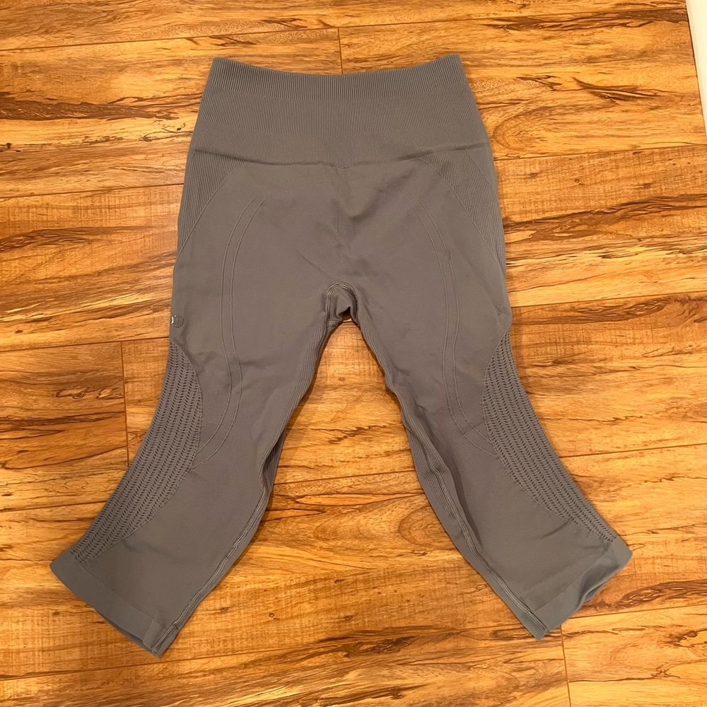 Lululemon light gray cropped leggings